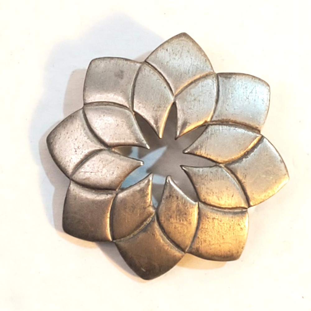 Vtg Signed Kelly Waters Silver Tone Pendant Geometric Flower Starburst Design